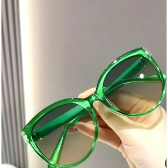 Mirror Frame Oval Sunglasses Accessories - NWT - Mirror Frame Oval Sunglasses - Perfect for Men & Women! (SKU 0093)